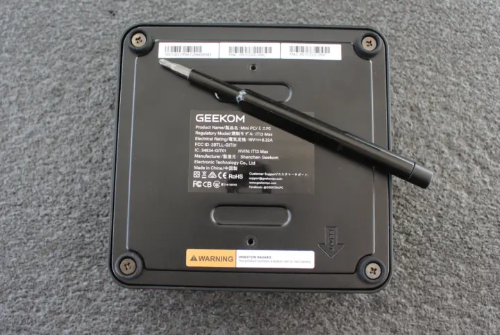 Parte inferior del mini PC GEEKOM IT13 Max