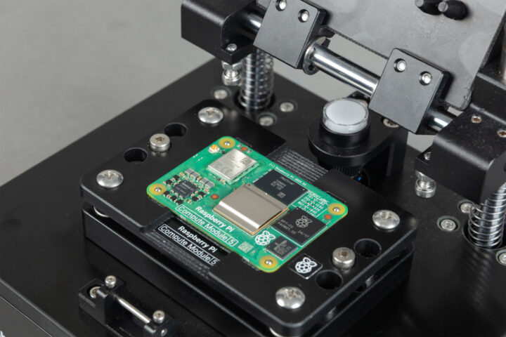 Raspberry Pi Compute Module 5 con su jig de programación oficial