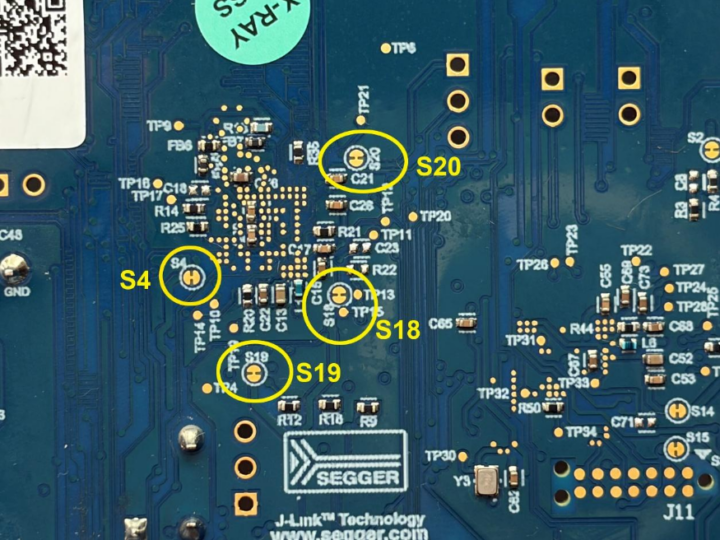 Vista de la PCB con los shunts de pista S4, S18, S19 y S20 utilizados para la medición de potencia y la configuración de la placa.