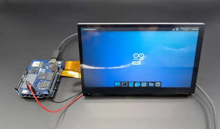 Arduino UNO Q conectado a una pantalla t&aacute;ctil Waveshare MIPI DSI a trav&eacute;s de la placa Media Carrier