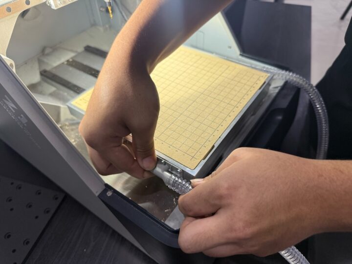 Conexión de la manguera a la mesa de vacío