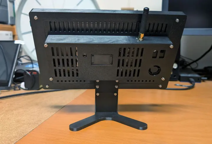 Parte trasera de la unidad totalmente ensamblada alojada en el soporte impreso en 3D