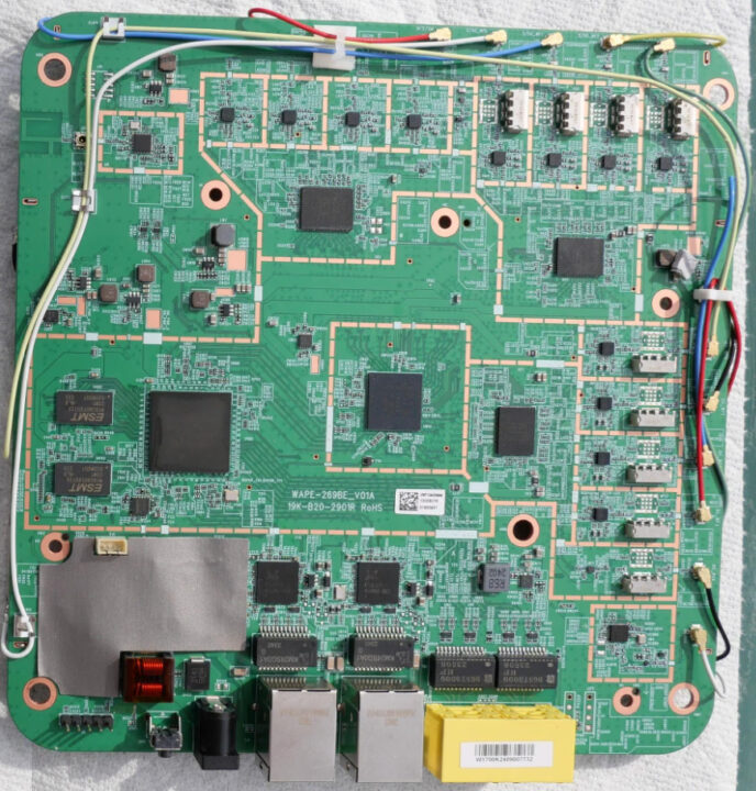 PCB del router Gemtek W1700K con el chipset de radio Wi-Fi 7 MediaTek, el SoC Airoha y otros componentes
