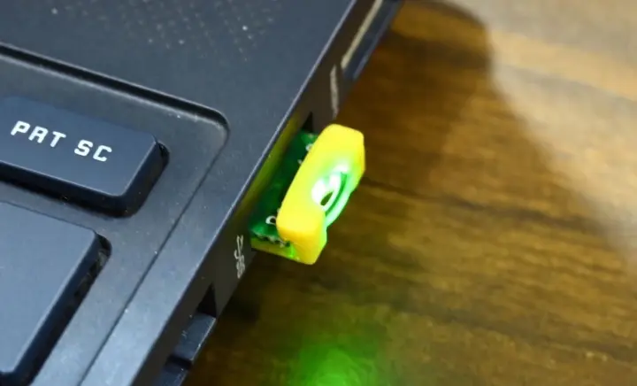 Romu insertado en un portátil