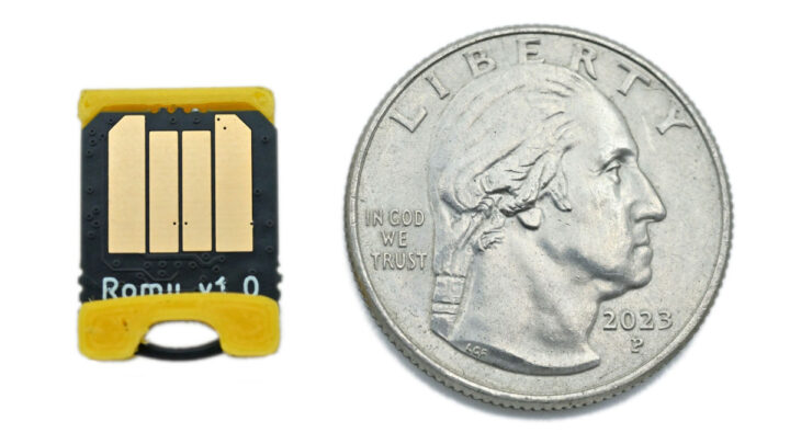 Placa Romu junto a una moneda de un dólar